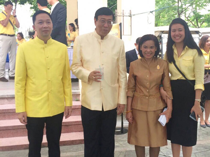 ศ.พิเศษ พรเพชร วิชิตชลชัย กับ ทีมเลขาฯ ศิรัส ตามสกุล, วรารัตน์ อติแพทย์, ณัชฐานันท์ รูปขจร