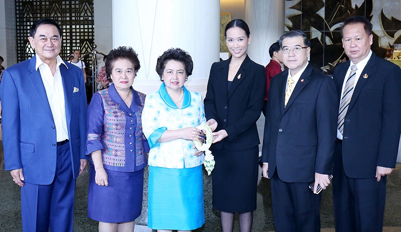 สุดยอด SME จังหวัด : ดร.อรรชกา สีบุญเรือง รมว.อุตสาหกรรม เปิดโครงการ “SME Provincial Champions” โดยมี ดร.อัศวิน อิงคะกุล ปธ.กก.บห.มิราเคิล กรุ๊ป และ ลักษมีกานต์ อิงคะกุล อิสสระ ผอ.กลุ่มสายงานปฏิบัติการองค์กร มิราเคิล กรุ๊ป ต้อนรับ ที่โรงแรมมิราเคิล แกรนด์ คอนเวนชั่น