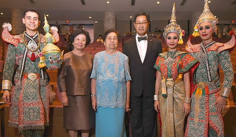 มรดกไทย : ม.ร.ว.ปรีดิยาธร เทวกุล ปธ.กก.มูลนิธิคึกฤทธิ์ 80ฯ และ พล.ต.หญิง ท่านผู้หญิงนิออน สนิทวงศ์ ณ อยุธยา รอง ปธ.กก.จัดการแสดง “โขนรามเกียรติ์ ชุดทศกัณฐ์ยกรบ-หนุมานชูกล่อง-พระรามคืนนคร” เฉลิมพระชนมพรรษา 7 รอบ สมเด็จพระนางเจ้าฯ พระบรมราชินีนาถ ณ ศูนย์วัฒนธรรมแห่งประเทศไทย