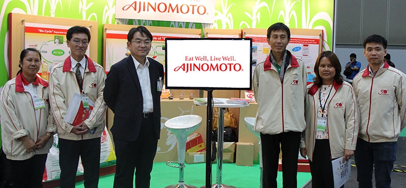 ช่วยดูแลโลก : มร.โทะรุ นะกะมูระ รอง กก.ผจก.ใหญ่ บริษัท อายิโนะโมะโต๊ะ(ประเทศไทย) จำกัด เยี่ยมชมบูธซึ่งจัดแสดงนวัตกรรมสินค้าที่เป็นมิตรต่อสิ่งแวดล้อม ในงาน “อุตสาหกรรมรักษ์สิ่งแวดล้อมและพลังงานนานาชาติ ประจำปี 2559” จัดโดย สภาอุตสาหกรรมแห่งประเทศไทย ที่ศูนย์ฯไบเทค บางนา