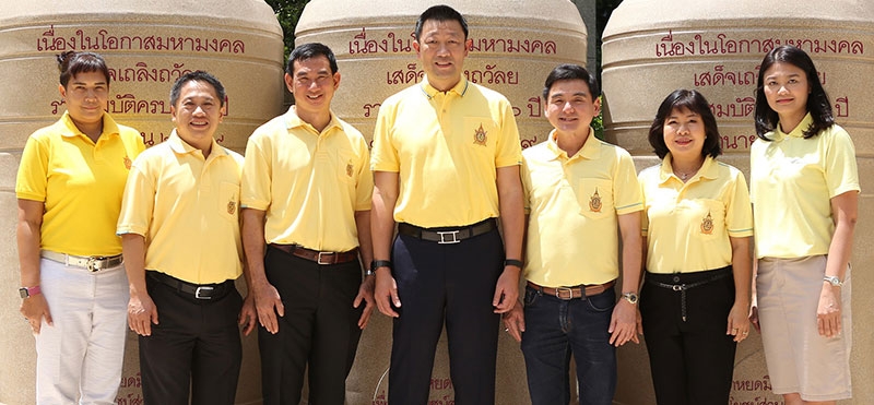 “ถังน้ำใจ เฉลิมพระเกียรติ 70 ปีครองราชย์” : มร.ฟิลิป เชียง ชอง แทน ปธ.จนท.บห.บมจ.อินทัช โฮลดิ้งส์ และ สมชัย เลิศสุทธิวงค์ ปธ.จนท.บห.บมจ.แอดวานซ์ อินโฟร์ เซอร์วิส, ไพบูลย์ ภานุวัฒนวงศ์ ปธ.จนท.บห.บมจ.ไทยคม และ อนันต์ แก้วร่วมวงศ์ ปธ.จนท.บห.บมจ.ซีเอส ล็อกซอินโฟ จัดทำถังเก็บน้ำขนาด 2,200 ลิตร จำนวน 170 ถัง พร้อมฐาน เพื่อนำไปติดตั้งและมอบให้ประชาชนในพื้นที่ทุรกันดารที่ประสบปัญหาภัยแล้งทั่วประเทศ ช่วยเหลือและบรรเทาความเดือดร้อนของผู้ประสบภัย