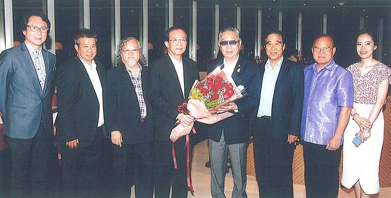 ยกย่องคนดี : สุทธิเกียรติ จิราธิวัฒน์ นายกสมาคมศิษย์เก่ารัฐศาสตร์(สิงห์ทอง) มหาวิทยาลัยรามคำแหงจัดประชุมคณะกรรมการสรรหาศิษย์เก่ารัฐศาสตร์ดีเด่น(สิงห์ทอง) ประจำปี 2559 พร้อมทั้งแสดงความยินดีให้แก่ ผศ.วุฒิศักดิ์ ลาภเจริญทรัพย์ อธิการบดี มหาวิทยาลัยรามคำแหง ที่ได้รับรางวัล “คนดี ศรีอำนวยศิลป์” ในโอกาสครบรอบ 90 ปี ของการก่อตั้งโรงเรียนอำนวยศิลป์ ที่ห้องเรดสกาย โรงแรมเซ็นทาราแกรนด์ เซ็นทรัลเวิลด์