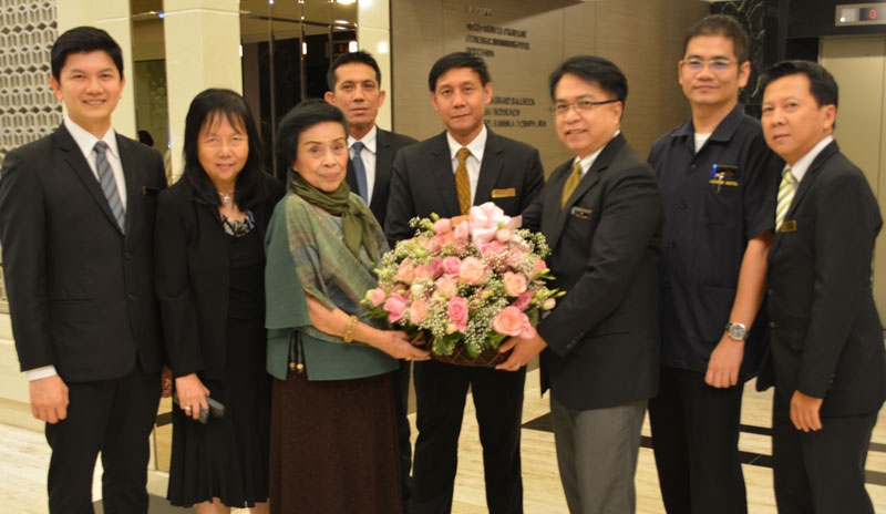 ครบรอบ 92 ผ่องใส : อาทิตย์ ไวทยะพัธน์ ผู้จัดการทั่วไป โรงแรมแมนดาริน 
นำคณะผู้บริหารฝ่ายต่างๆ ของโรงแรมฯ ร่วมกันมอบดอกไม้อวยพรวันเกิด เพียงใจ หาญพาณิชย์ ประธานกรรมการ และกรรมการผู้จัดการ โรงแรมแมนดาริน ซึ่งยังเป็นแม่ทัพนำคณะผู้บริหารงานโรงแรมอย่างมั่นใจ ที่ โรงแรมแมนดาริน