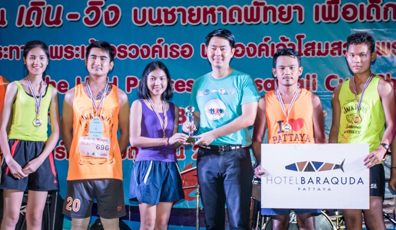 เพื่อการกุศล : ปรเมศวร์ งามพิเชษฐ์ อดีต สส.จังหวัดชลบุรี มอบรางวัลแก่ทีมจาก โรงแรมบาราคูด้า พัทยา เอ็มแกลเลอรี่ บาย โซฟิเทล ที่ได้รางวัลรองชนะเลิศในงานเดิน-วิ่ง การกุศลบนชายหาดเมืองพัทยา เพื่อเด็กและสตรี ครั้งที่ 4 ประจำปี 2559 จัดโดยสมาคม ไว ดับยู ซี เอฯ, เมืองพัทยา และ ททท.สำนักงานพัทยา