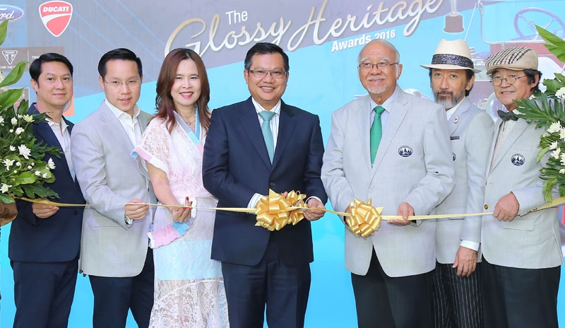 ยิ่งเก่า..ยิ่งเร้าใจ : จิรุตม์ วิศาลจิตร รองอธิบดีกรมการขนส่งทางบก เปิด “งานประกวด
รถโบราณ ครั้งที่ 40” รวบรวมรถคลาสสิกกว่า 100 คัน โดยมี รัตนา อนันทนุพงศ์ ผอ.ด้านการตลาด ศูนย์การค้าฟิวเจอร์พาร์ค ต้อนรับแขกในงาน อาทิ ขวัญชัย ปภัสร์พงษ์ 
และ อรรถวิชช์ สุวรรณภักดี ที่ ศูนย์การค้าฟิวเจอร์พาร์ค