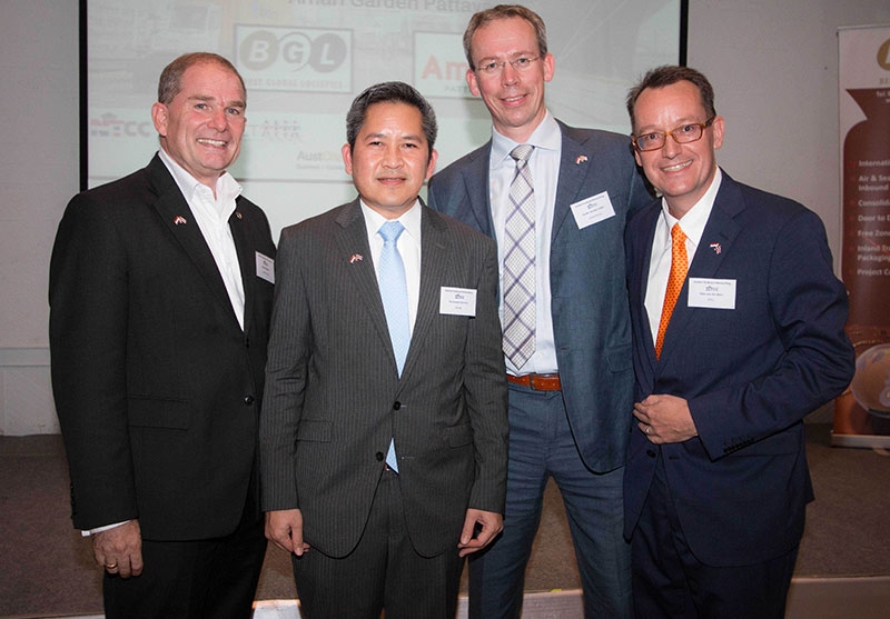 แผนพัฒนาชายฝั่งภาคตะวันออก : ดร.ปรเมธี วิมลศิริ เลขาธิการคณะกรรมการพัฒนาการเศรษฐกิจและสังคมแห่งชาติ เป็นวิทยากรบรรยายในงานเลี้ยงสังสรรค์ของสภาหอการค้าเนเธอร์แลนด์-ไทย ที่ โรงแรมอมารี พัทยา โดยมี มร.โรเบิร์ต ไรน์เดอร์ส รอง ปธ.กก.อาวุโสฯ ออนิกซ์ ฮอสพิทอลลิตี้ กรุ๊ป ร่วมต้อนรับ