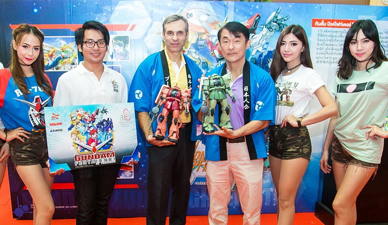 มหกรรมหุ่นยนต์กันดั้ม : มร.ฟูมิโอะ นิชิโอกะ ประธานสมาคมญี่ปุ่น จังหวัดภูเก็ต เปิดงาน “GUNDAM FESTA 2016 IN THAILAND@ JUNGCEYLON” ครั้งแรกในภาคใต้โดยมี มร.พอล โรแชล ผจก.ทั่วไป ศูนย์การค้าจังซีลอน ป่าตอง ภูเก็ต ต้อนรับ ที่ โซนภูเก็ตสแควร์ฮอลล์ ศูนย์การค้าจังซีลอน ป่าตอง ภูเก็ต