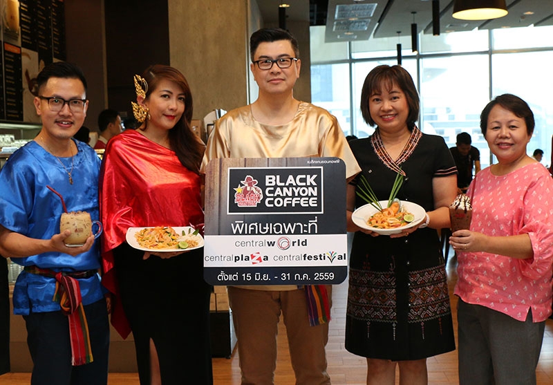 เมนูยอดฮิต : องอาจ สุขเลิศกมล ผอ.สายงานบริหารลูกค้าหลัก บมจ.เซ็นทรัลพัฒนา และ กรรณิการ์ ชินประสิทธิ์ชัย ผอ.ฝ่ายการตลาดฯ บจก.แบล็คแคนยอน (ประเทศไทย) เปิดงานแนะนำ “ผัดไทยแชมป์โลก” สั่งผัดไทย รับฟรีเครื่องดื่ม 1 แก้ว ถึง 31 ก.ค.59 เฉพาะร้านแบล็คแคนยอน ที่ศูนย์การค้าเครือเซ็นทรัลพัฒนา