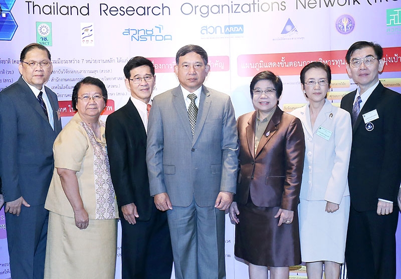 วิจัยมุ่งเป้าเกษตร : พล.อ.อ.ประจิน จั่นตอง รองนายกรัฐมนตรี เปิดการประชุมชี้แจงกรอบการวิจัย ประจำปีงบประมาณ 2560 จัดโดย สำนักงานคณะกรรมการวิจัยแห่งชาติ โดยมี นพ.สุทธิพร จิตต์มิตรภาพ ปธ.กก.บห.สภาวิจัยแห่งชาติ และ รศ.ดร.กล้าณรงค์ ศรีรอต ร่วมงาน ที่โรงแรมมิราเคิล แกรนด์ คอนเวนชั่น