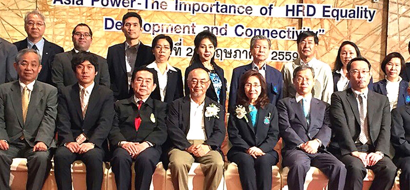 ประชุมใหญ่ สอวท. : ชิโร ซาโดชิม่า เอกอัครราชทูตญี่ปุ่นประจำราชอาณาจักรไทย รับเชิญในการปาฐกถาพิเศษเรื่อง “ความสำคัญของคุณภาพของทรัพยากรมนุษย์” โดย มาซายะสุ โฮซูมิ ประธานองค์การส่งเสริมการค้าต่างประเทศของญี่ปุ่น(เจโทร) กรุงเทพฯ ร่วมยินดีกับ สุชัย พงษ์พากเพียร และ ดร.ศรีสลา ภวมัยกุล พร้อมคณะกรรมการชุดใหม่ของสมาคมศิษย์เก่าศูนย์วัฒนธรรมเอเชียและทุนฝึกอบรมเทคนิคโพ้นทะเล(ABK&AOTS) ที่โรงแรมแลนด์มาร์ค