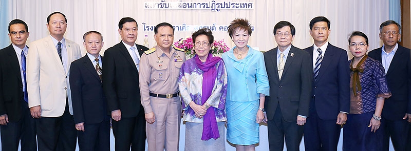 ทะเลไทย : รศ.พรพันธุ์ บุณยรัตพันธุ์ ประธานกรรมาธิการขับเคลื่อนการปฏิรูปประเทศ ด้านสาธารณสุขและสิ่งแวดล้อม สภาขับเคลื่อนการปฏิรูปประเทศ เปิดสัมมนา “ร่าง พ.ร.บ.การรักษาผลประโยชน์ของชาติทางทะเล”โดยมี พล.ร.อ.ชนินทร์ ชุณหรัชพันธุ์, ศ.ดร.เผดิมศักดิ์ จารยะพันธุ์, พล.ร.ท.จุมพล ลุมพิกานนท์ และ มิ่งขวัญ วิชยารังสฤษฏ์ ร่วมประชุม ที่โรงแรมมิราเคิล แกรนด์ คอนเวนชั่น