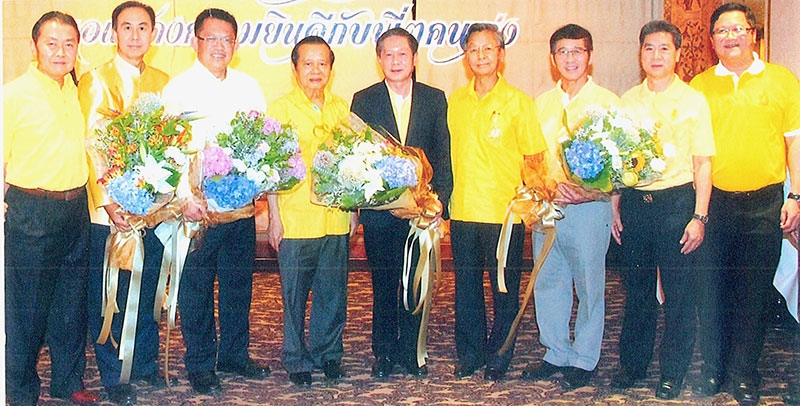 แสดงความยินดี : ชูชาติ เพ็ชรอำไพ ประธานนักศึกษาหลักสูตรด้านวิทยาการพลังงานสำหรับนักบริหารรุ่นใหม่ รุ่น 7 (วพน.7) นัดเพื่อนๆ ร่วมรุ่นเลี้ยงแสดงความยินดีให้กับ พิศิษฐ์ เสรีวิวัฒนา, ดร.สมชาย หาญหิรัญ และ ศ.กิตติคุณ นพ.สุทธิพร จิตต์มิตรภาพ โดยมี ชวน หลีกภัย, กรพจน์ อัศวินวิจิตร, ดร.ฐนนท์ศรณ์ เลิศฤทธิ์ศิริกุล และ นิพนธ์ วิสิษฐยุทธศาสตร์ มาร่วมยินดีด้วย ที่ห้องจีนหยก โรงแรมดิ เอมเมอรัลด์