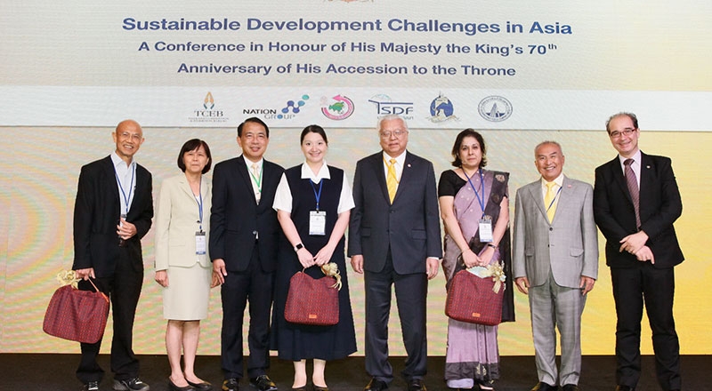 ประชุมวิชาการ : สุทธิชัย หยุ่น ผู้บริหารเครือเนชั่นกรุ๊ป, นวลน้อย ตรีรัตน์ ผอ.สถาบันเอเชียศึกษา จุฬาฯ, นพรัตน์ เมธาวีกุลชัย ผอ.สำนักงานส่งเสริมการจัดประชุมและนิทรรศการ, ดร.จิรายุ อิศรางกูร ณ อยุธยา ประธานฯมูลนิธิมั่นพัฒนา, ม.ร.ว.ดิศนัดดา ดิศกุล เลขาฯมูลนิธิปิดทองหลังพระฯ ร่วมจัดงานประชุมวิชาการ “ความท้าทายต่อการพัฒนาอย่างยั่งยืนของเอเชีย” ในโอกาสเฉลิมฉลองพระบาทสมเด็จพระเจ้าอยู่หัวเสด็จเถลิงถวัลยราชสมบัติครบ 70 ปี ณ โรงแรมดุสิตธานี