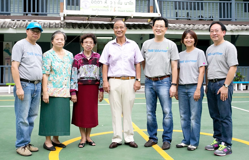 ทีเอ็มบี รวมพลังพัฒนา : บุญทักษ์ หวังเจริญ ประธานเจ้าหน้าที่บริหาร ทีเอ็มบี นำทีมอาสาสมัครทีเอ็มบี ร่วมกับชาวชุมชนเขตคลองเตย จัดกิจกรรม “โครงการรวมใจพัฒนาโรงเรียนวรรณวิทย์” จัดระบบสหกรณ์โรงเรียน ส่งเสริมให้เกิดการเรียนรู้ระบบซื้อ-ขายเชิงปฏิบัติให้กับนักเรียน ซ่อมแซมอุปกรณ์เพื่อ “ให้คืน” สู่สังคม ซึ่งเป็น 1 ใน 37 โครงการปีนี้ ที่ทีเอ็มบีเตั้งเป้าเปลี่ยนชุมชนให้ดีขึ้นอย่างยั่งยืนทั่วประเทศ โดยมี รศ.อนุกัลย์ อิศรเสนา ณ อยุธยา ผู้แทนโรงเรียนวรรณวิทย์ ต้อนรับ