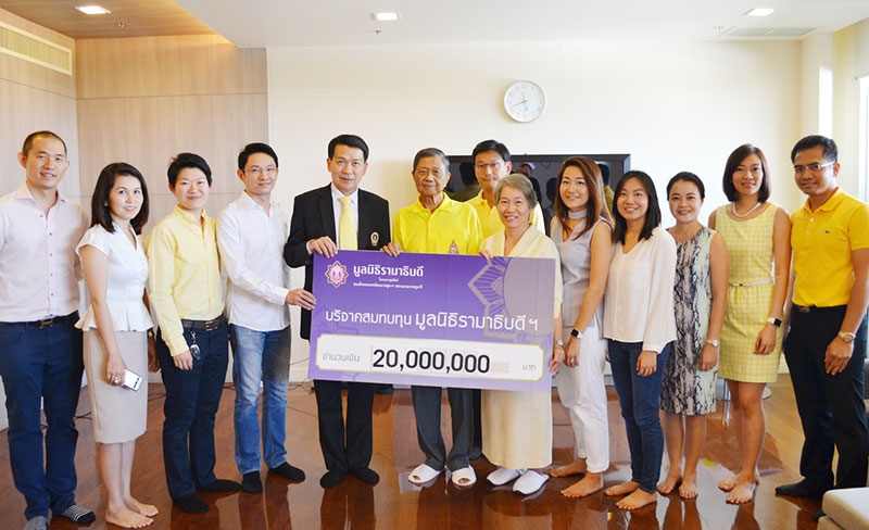 สมทบทุน : ศ.นพ.ปิยะมิตร ศรีธรา คณบดีคณะแพทยศาสตร์ โรงพยาบาลรามาธิบดี รับมอบเงินบริจาคจาก วิโรจน์ และ สุมาลี รัตนศิริวิไล พร้อมบุตรธิดา จำนวน 20,000,000 บาท เพื่อสมทบทุนมูลนิธิรามาธิบดีฯ ณ คณะแพทยศาสตร์โรงพยาบาลรามาธิบดี มหาวิทยาลัยมหิดล