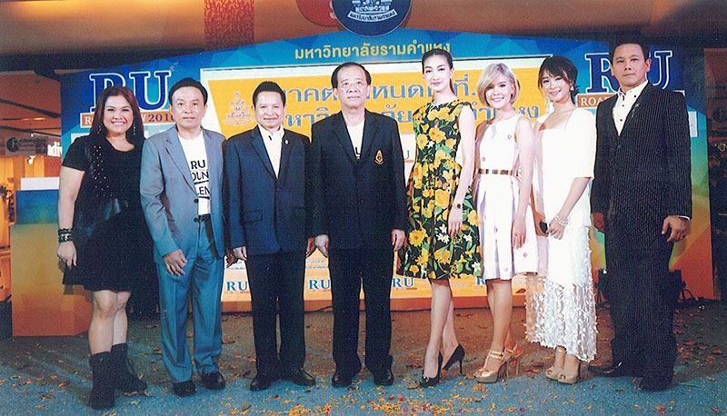 เปิดรับนักศึกษาใหม่ : ผศ.วุฒิศักดิ์ ลาภเจริญทรัพย์ อธิการบดี มหาวิทยาลัยรามคำแหง เปิดงาน RU Road Show 2016 เพื่อเปิดโอกาสให้นักศึกษาใหม่สมัครเข้าศึกษาต่อนอกสถานที่ใช้เพียงบัตรประชาชนใบเดียวก็สม้ครได้ โดยมี อัยยณัฐ ถินอภัย, แพนเค้ก-เขมนิจ จามิกรณ์, สุวิช สุทธิประภา, ดร.สุชาติ ชวางกูร, เปาวลี พรพิมล, นนทิยา จิวบางป่า และ นารา เทพนุภา มาร่วมงานด้วยที่บริเวณลานโปรโมชั่น ชั้น 1 ศูนย์การค้าเซ็นทรัลพลาซา ลาดพร้าว