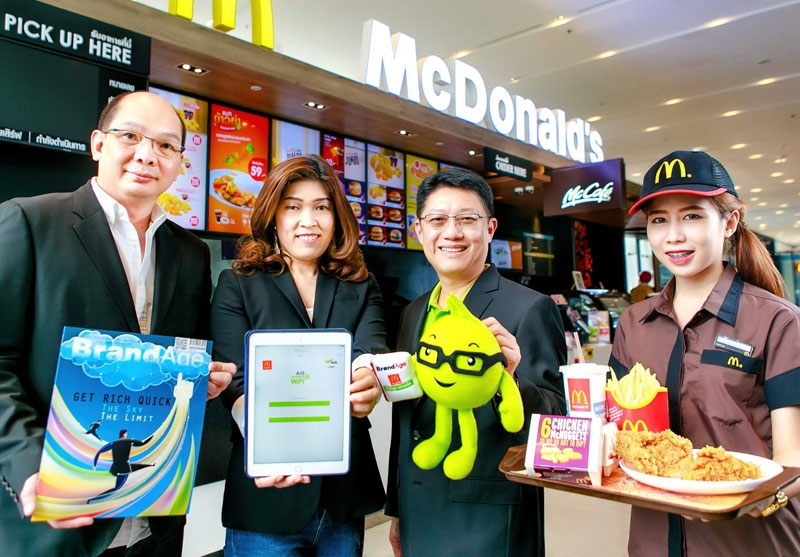 AIS SUPER WiFi : เพชรัตน์ อุทัยสาง ปธ.จนท.บห.ฝ่ายการตลาด บจก.แมคไทย, ธนเดช กุลปิติวัน บก.บห.นิตยสาร BrandAge และ อเนก อนันต์วัฒนพงษ์ ผช.กก.ผอ.บมจ.แอดวานซ์ อินโฟ เซอร์วิส เปิดตัว “eBook” ให้ดาวน์โหลดนิตยสาร BrandAge, The Company และ Monograph ฟรี ผ่าน @McDonalds_AIS