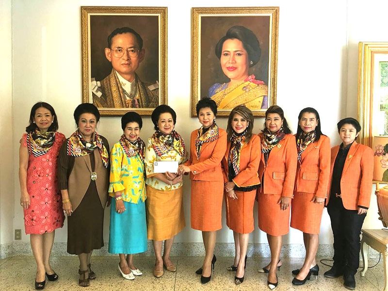 สนับสนุน : ท่านผู้หญิงภรณี มหานนท์ รองราชเลขานุการในสมเด็จพระนางเจ้าฯพระบรมราชินีนาถ รับมอบเงินจากคณะผู้บริหารซอนต้า 9 เพื่อสนับสนุนโครงการศูนย์
ศิลปาชีพ นำโดย คุณหญิงโรส บริบาลบุรีภัณฑ์, ศศมณฑ์ สงวนสิน, ลลิสา จงบารมี, รมณีย์ เธียรประสิทธิ์ รัญชา บริบาลบุรีภัณฑ์ ณ กองราชเลขาในสมเด็จพระนางเจ้าฯ