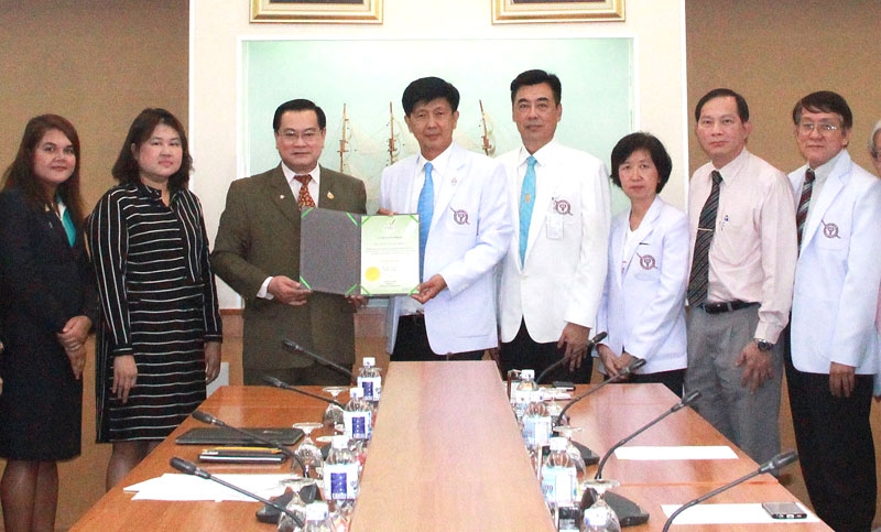 ครัวอนามัย : ยงวุฒิ เสาวพฤกษ์ ผู้อำนวยการสถาบันอาหาร กระทรวงอุตสาหกรรม มอบใบรับรอง GMP in Mass Catering for Hospital เพื่อแสดงว่ากลุ่มงานโภชนาการ โรงพยาบาลตำรวจ ได้ปฏิบัติตามระบบสุขลักษณะ โดยมี พล.ต.ต.วิฑูรย์ นิติวรางกูร รักษาราชการแทนนายแพทย์ใหญ่ โรงพยาบาลตำรวจ เป็นผู้รับมอบ