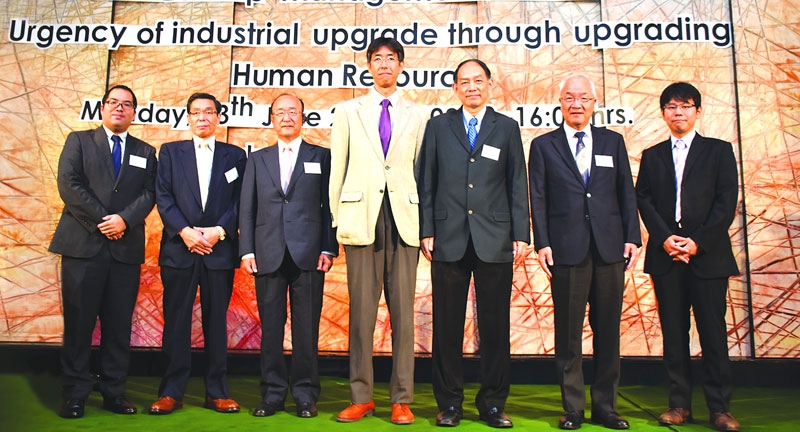 สัมมนา : วิชัย จิราธิยุต ผู้อำนวยการสถาบันยานยนต์ เป็นประธานในการเปิดงานสัมมนาเรื่อง “ยกระดับศักยภาพในการแข่งขันของอุตสาหกรรมชิ้นส่วนยานยนต์ไทยด้วยการพัฒนาบุคลากร” ณ ห้องบอลรูม โรงแรมแลนด์มาร์ค กรุงเทพฯ