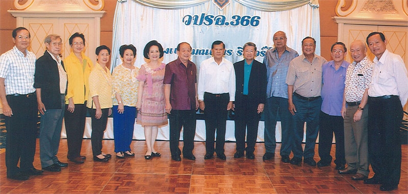 สังสรรค์ : พล.อ.สำเภา ชูศรี ประธานคณะนักศึกษาวิทยาลัยป้องกันราชอาณาจักร รุ่น 366 จัดงานเลี้ยงสังสรรค์และอวยพรวันคล้ายวันเกิดเพื่อนร่วมรุ่นพร้อมคู่สมรส โดยมี คุณหญิงทิพยวรรณ ตันตกิตติ์, รศ.ดร.วันชัย ศิริชนะ, พล.ท.นพ.ณรงค์ รอดวรรณะ, พล.ท.
นพ.จุลเทพ ธีระธาดา, หาญ เชี่ยวชาญ, ศิรินันท์ ศันสนาคม และ พิศพรรณ อินทรานุกูล มาร่วมงาน ณ ห้องวิมานทิพย์ โรงแรมมณเฑียร ริเวอร์ไซด์