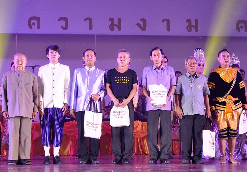 “ความจริง ความงาม ความดี” : อ.สุลักษณ์ ศิวรักษ์ ปธ.กก.ที่ปรึกษา มูลนิธิเสฐียรโกเศศ-นาคะประทีป มอบของที่ระลึกแด่ผู้ร่วมสนับสนุนการจัดแสดงดนตรีและนาฏศิลป์ไทย “วันบรรเลง เพลงประลอง 2” ตามรอยช่วงชีวิตสำคัญของ ศ.ดร.ป๋วย อึ๊งภากรณ์ ผู้ได้รับการยกย่องจากยูเนสโกเป็นบุคคลสำคัญของโลก ในวาระครบรอบ 100 ปี ชาตกาล อ.ป๋วย เพื่อสดุดีปูชนียบุคคลของไทยผู้มีบทบาทต่อสังคมและวงการศิลปวัฒนธรรมไทย และในโอกาส 82 ปี มหาวิทยาลัยธรรมศาสตร์ ณ หอประชุมใหญ่ มหาวิทยาลัยธรรมศาสตร์ ท่าพระจันทร์