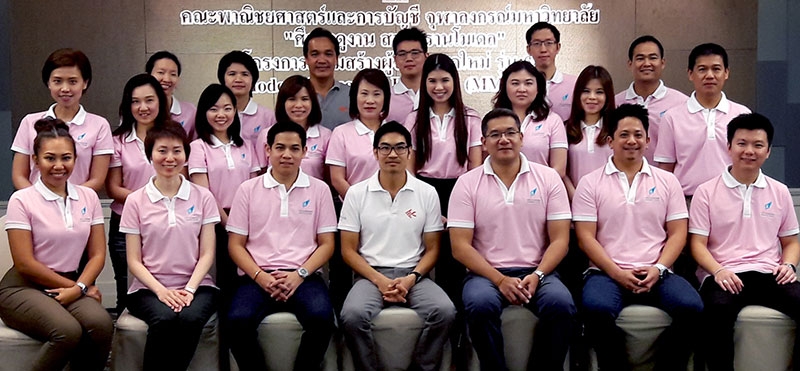 สนใจเกษตรอินทรีย์ : อรุษ นวราช กก.ผจก.สามพรานริเวอร์ไซด์ และเลขานุการมูลนิธิสังคมสุขใจ ต้อนรับ ผศ.ดร.ถิระ ฉวรรณกุล ประธานโครงการเสริมสร้างผู้จัดการยุคใหม่ (MMP) รุ่นที่ 64 และคณาจารย์คณะพาณิชยศาสตร์และการบัญชี จุฬาฯ ที่มาศึกษาดูงาน ที่โรงแรมสามพราน ริเวอร์ไซด์ จ.นครปฐม