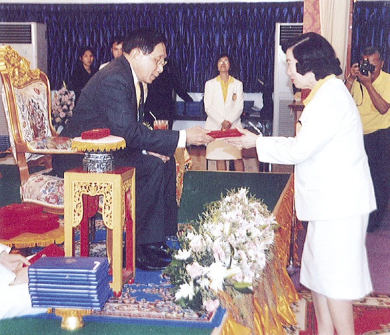 ประธานในพิธี ฯพณฯ ศ.(พิเศษ) อรรถนิติ ดิษฐอำนาจ องคมนตรี มอบของที่ระลึกแก่ผู้มีอุปการคุณของพุทธสมาคมแห่งประเทศไทยฯ ดร.ศุลีมาศ สุทธิสัมพัทน์ อุปนายกฯ