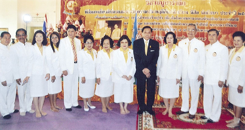 หลังเสร็จพิธี ประธานในพิธี ถ่ายภาพร่วมกับคณะกก.การจัดงานของพุทธสมาคมแห่งประเทศไทยฯ