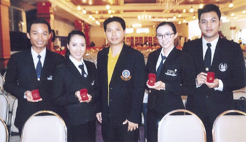 คณาจารย์ ถ่ายรูปกับลูกศิษย์ พร้อมชื่นชมยินดีที่ได้รับเหรียญเชิดชูเกียรติจากพุทธสมาคมแห่งประเทศไทยฯ