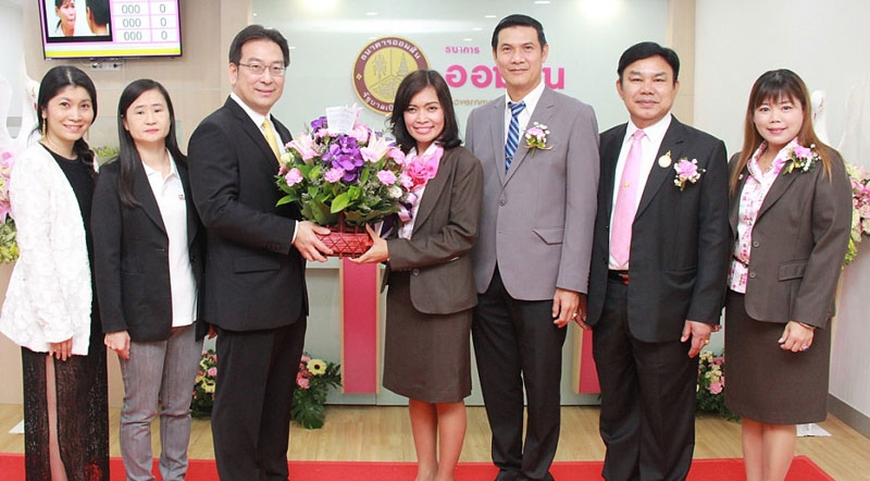 Grand Opening ธ.ออมสิน : ชาตรี วัฒนเขจร ผอ.เขตราชเทวี ให้เกียรติเป็นประธานในพิธีเปิดงาน Grand Opening ธ.ออมสิน สาขา เดอะ แพลทินัม แฟชั่น มอลล์ โดยมี สมชาย วรุณพันธุลักษณ์ รอง กก.ผจญ.บมจ.เดอะ แพลทินัม กรุ๊ป ต้อนรับและร่วมแสดงความยินดี ณ บริเวณชั้น 5 โซน 2 ศูนย์การค้า เดอะ แพลทินัม แฟชั่น มอลล์