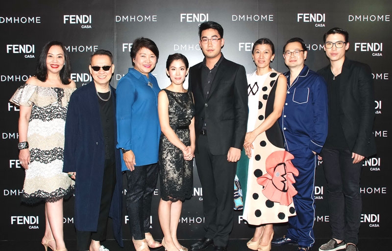 แฟชั่นเฟอร์นิเจอร์สุดหรู : พีระพล ทยานุวัฒน์ และ พิมพ์รุจา 
ศานต์ตระกูล ผู้บริหาร DM HOME จัดงานเปิดตัวโมโน
แบรนด์ช็อป “Fendi Casa” (เฟนดิ คาซา) แฟชั่นเฟอร์นิเจอร์
และของตกแต่งบ้านสุดหรูจากอิตาลี โดยมี นราทิพย์ 
รัตตประดิษฐ์, สนิทพิมพ์ เอกชัย, อินทิรา ธนวิสุทธิ์, สมบัษร ถิระสาโรช, กุลวิทย์ เลาสุขศรี และ ภัสสกรณ์ 
จิราธิวัฒน์ ร่วมงานด้วย ที่ชั้น 3 สยามพารากอน