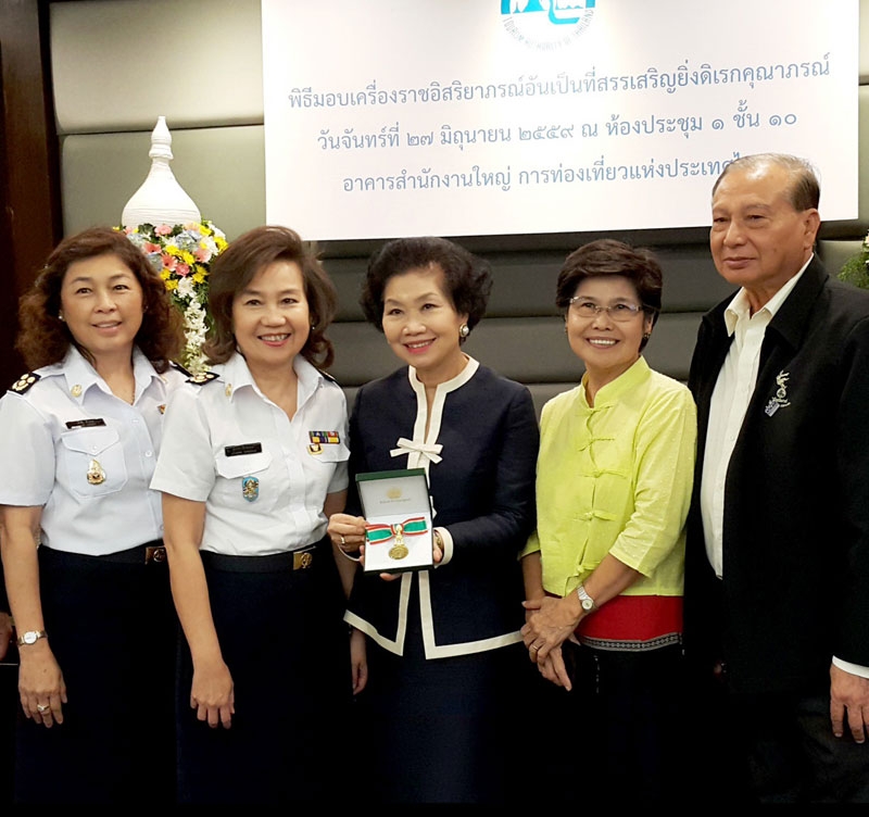 เกียรติแก่วงศ์ตระกูล : สุชาดา ยุวบูรณ์ ประธานบริหาร โรงแรมสามพราน ริเวอร์ไซด์ เข้ารับพระราชทานเครื่องราชอิสริยาภรณ์ เหรียญทองดิเรกคุณาภรณ์ โดยมีผู้บริหาร การท่องเที่ยวแห่งประเทศไทย ร่วมแสดงความยินดี ที่สนง.ใหญ่ ททท. ถนนเพชรบุรีตัดใหม่