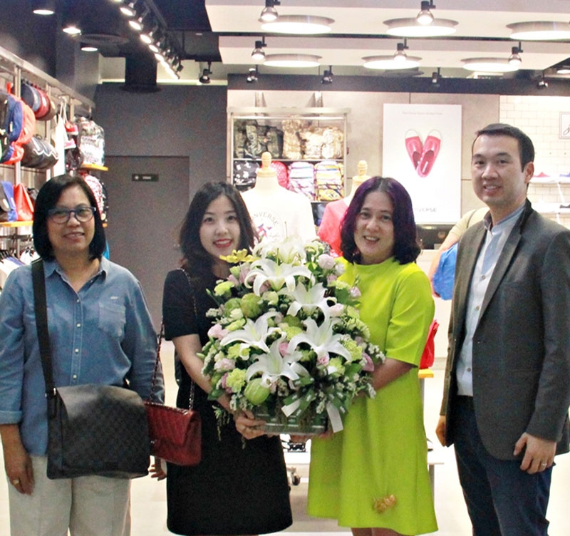 ผ้าใบ..พื้นยาง : ฟากฟ้า สุระศันสนีย์ ผอ.ฝ่ายขาย บมจ.เอ็ม บี เค มอบกระเช้าดอกไม้แสดงความยินดีแก่ พาพิชญ์ วงศ์ไพฑูรย์ปิยะ กก.ผจก.บจก.ริช สปอร์ต ในโอกาสเปิดร้านคอนเวิร์ส สาขาใหม่ ที่ชั้น 3 โซน A ศูนย์การค้าเอ็ม บี เค เซ็นเตอร์ ปทุมวัน