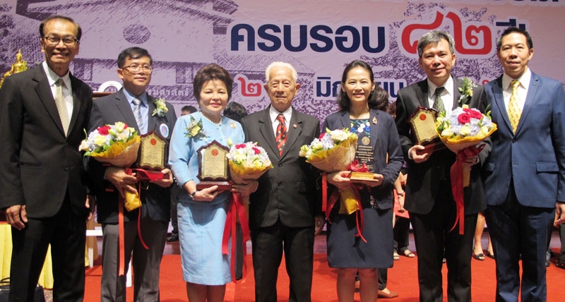 ครบรอบสถาปนา มธ.82 ปี : ศ.นรนิติ เศรษฐบุตร นายกสภามหาวิทยาลัยธรรมศาสตร์ มอบรางวัล “กีรตยาจารย์” ให้แก่ ศ.ดร.อัมพร ธำรงลักษณ์ อาจารย์คณะรัฐศาสตร์ มธ.โดยมี วิเชียร ชวลิต นายกสมาคมรัฐศาสตร์ มธ.และ รศ.ดร.ศุภสวัสดิ์ ชัชวาลย์ คณบดีคณะรัฐศาสตร์ ร่วมยินดีกับศิษย์เก่าดีเด่น 3 ท่าน ได้แก่ เสาวนีย์ กมลบุตร อดีตรองปลัดกระทรวงการคลัง, ชาติชาย อุทัยพันธ์ ผวจ.นครปฐม และ นพ.ศิษฏิคม เบ็ญจขันธ์ ผอ.รพ.สมเด็จพระยุพราชนครไทย จ.พิษณุโลก ณ หอประชุมบูรพา มธ.ท่าพระจันทร์