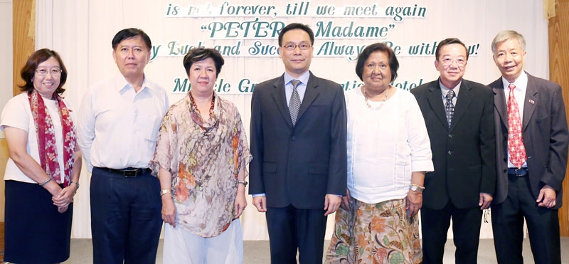 หมดวาระ : ลักขณา นะวิโรจน์ ที่ปรึกษา สมาคมศิษย์เก่ากองทุนพัฒนาความสัมพันธ์ความร่วมมือระหว่างประเทศไต้หวัน-ไทย จัดงานเลี้ยงส่ง Peter Sha-Li Lan, Director of Political Division โดยมี พะเยาว์ รัตนวิบูลย์ ที่ปรึกษาฯ และ ไกรสิทธิ์ โรจนเกษตรชัย ร่วมงาน ที่โรงแรมมิราเคิล แกรนด์ คอนเวนชั่น