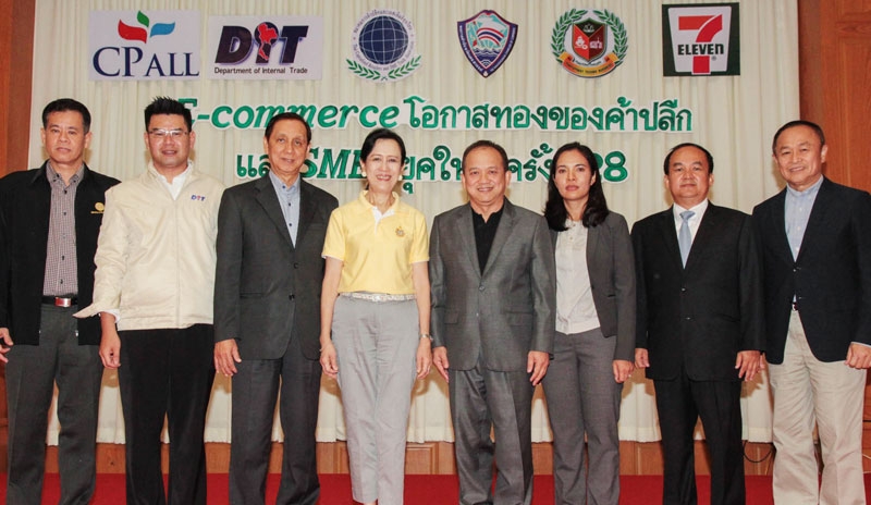 ถ่ายทอดความรู้ : สุวิทย์ กิ่งแก้ว นายกสมาคมการค้าปลีกและเอสเอ็มอีทุนไทย และ รอง กก.ผจก.อาวุโส บมจ.ซีพี ออลล์ จัดสัมมนาร้านค้าปลีกและเอสเอ็มอี หัวข้อ “อี-คอมเมิร์ซ โอกาสทองของค้าปลีกและเอสเอ็มอียุคใหม่” โดยมี วิบูลย์ลักษณ์ ร่วมรักษ์ อธิบดีกรมการค้าภายใน เปิดงาน ที่โรงแรมแกรนด์ฮิลล์ จ.นครสวรรค์