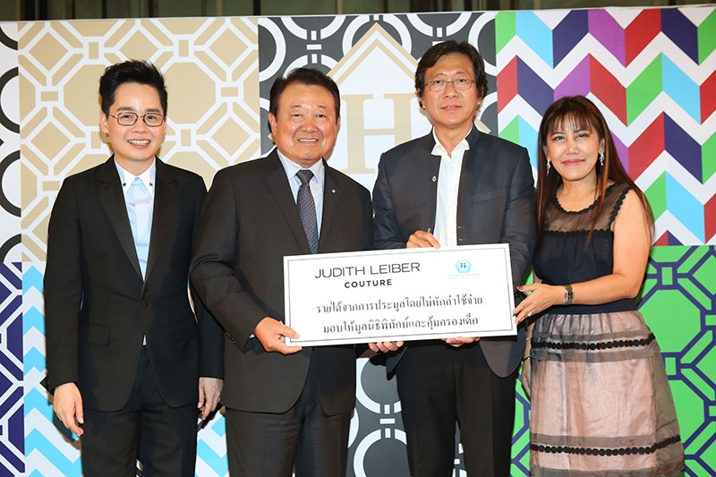 พรสิทธิ์ ศรีอรทัยกุล มอบเงินรายได้จากการประมูลกระเป๋า จูดิธ ลีเบอร์ จำนวน 3 ใบ ภายในงาน โดยไม่หักค่าใช้จ่าย รวมเป็นเงิน 610,000 บาท ให้กับมูลนิธิพิทักษ์และคุ้มครองเด็ก