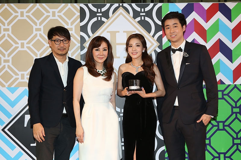 ครอบครัว เจียรวนนท์ ผู้ชนะการประมูล กระเป๋า จูดิธ ลีเบอร์ กูตูร์ คอลเลคชั่นพิเศษ TOP HAT หมวกทรงสูงสีดำ ใบที่ 2 ในงาน ที่ จูดิธ อเมริกา ส่งมาร่วมประมูลด้วย ในราคา 205,000 บาท