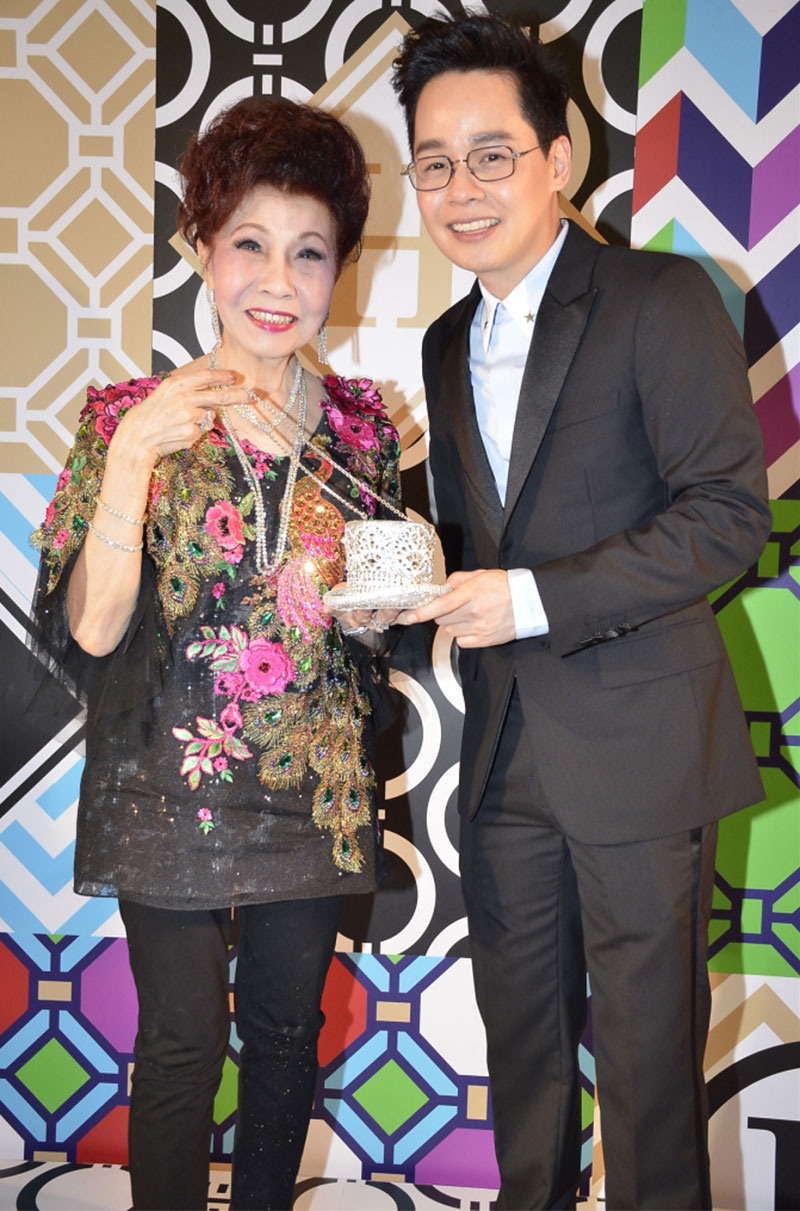 สุริยน ศรีอรทัยกุล กับ ลัดดา รติโรจนากุล ผู้ชนะการประมูลกระเป๋าใบโปรด