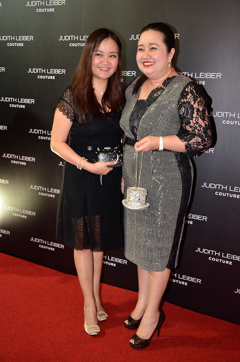 อุษณีย์ มหากิจศิริ ลีโอณีโอ และ นภัสนันท์ พรรณนิภา ผู้ชนะการประมูลคอลเลคชั่นพิเศษ