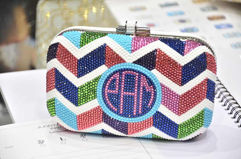 คอลเลคชั่นใหม่สุดโก้ “โมโนแกรม” คลัทช์คริสตัลหรู