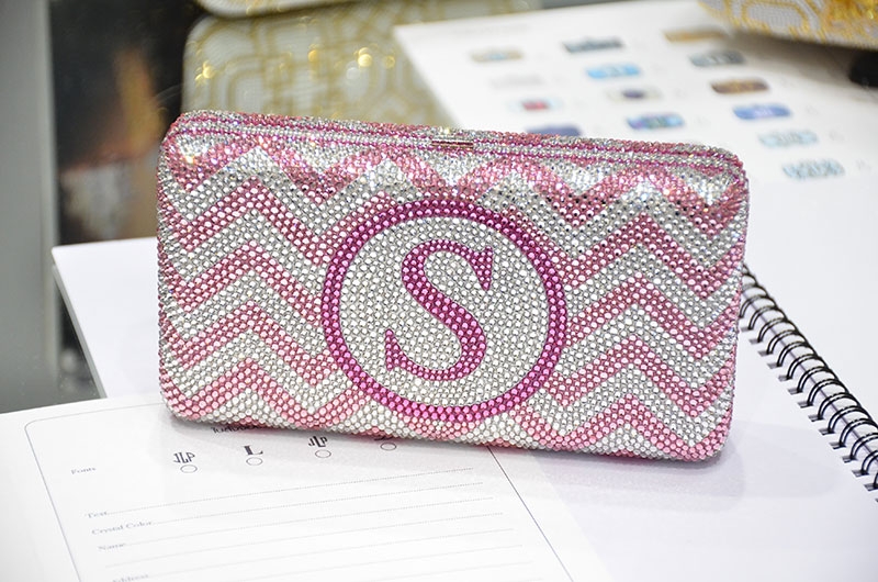 คอลเลคชั่นใหม่สุดโก้ “โมโนแกรม” คลัทช์คริสตัลหรู