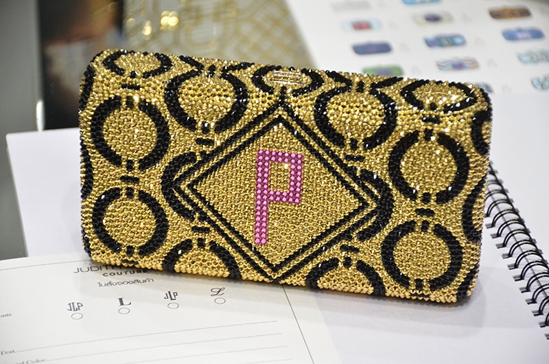 คอลเลคชั่นใหม่สุดโก้ “โมโนแกรม” คลัทช์คริสตัลหรู