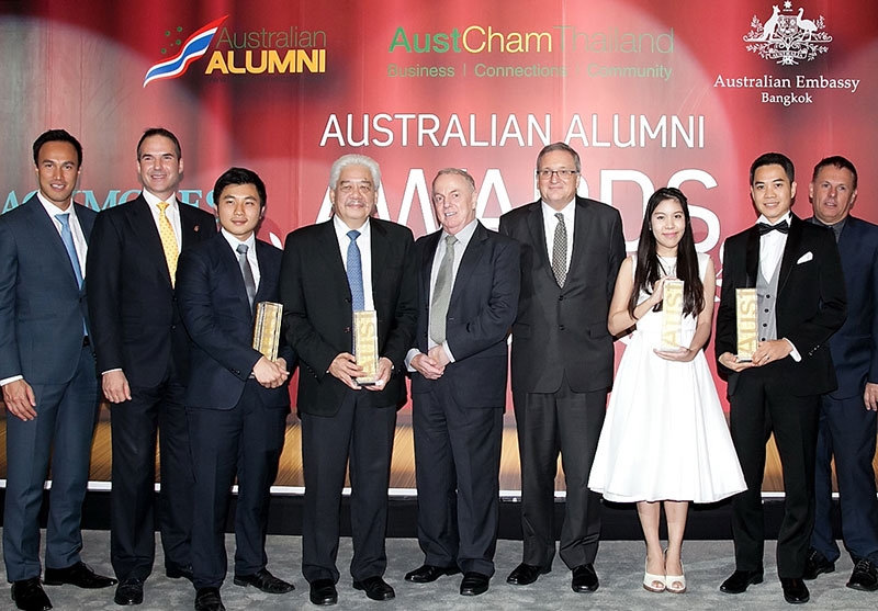 ศิษย์เก่าออสเตรเลียดีเด่น : มร.พอล โรบิลลียาร์ด เอกอัครราชทูตเครือรัฐออสเตรเลียประจำราชอาณาจักรไทย และ มร.เบรนตัน มอรีเอลโล ประธานหอการค้าออสเตรเลีย-ไทย ร่วมยินดีกับ ดร.ฐิติพงศ์ นันทาภิวัฒน์ และ พิชัย ชื่นสุขสวัสดิ์ โดยมี พร้อม สิริสันต์ ร่วมงาน ที่ โรงแรมเดอะ เซนต์ รีจิส