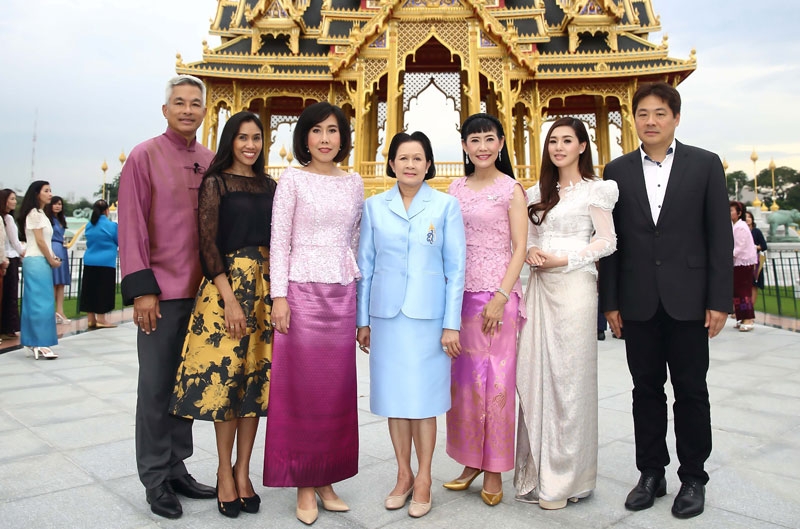 ฉลอง 12 ปี เอไอเอส เซเรเนด : บุษยา สถิรพิพัฒน์กุล รองกรรมการผู้อำนวยการ 
สายงานบริหารลูกค้าและการบริการ เอไอเอส จัดกิจกรรม “ที่สุดของงานศิลป์ไทย 
ความภูมิใจของแผ่นดิน” ปิดรอบนำลูกค้าชม “งานศิลป์แผ่นดิน ครั้งที่ 7 และเรือนยอดบรมมังคลานุสรณีย์” ภายในพระที่นั่งอนันตสมาคมฯ แบบเอ็กซ์คลูซีฟ ประเดิมฉลอง 12 ปี เอไอเอส เซเรเนด โดยมี ท่านผู้หญิงสุภรภ์เพ็ญ หลวงเทพนิมิต 
รองราชเลขานุการในพระองค์สมเด็จพระบรมราชินีนาถ ต้อนรับ พร้อมด้วย วิลาสินี 
พุทธิการันต์ ที่ปรึกษา เอไอเอส, ม.ล.อรจิตรา สนิทวงศ์, อ.เผ่าทอง ทองเจือ, 
ศุลีรัตน์ ลีนุตพงษ์ และ สุรสิทธิ์-พลอยพิชชา ศรีอรทัยกุล ร่วมงาน ณ พระที่นั่งอนันตสมาคมฯ