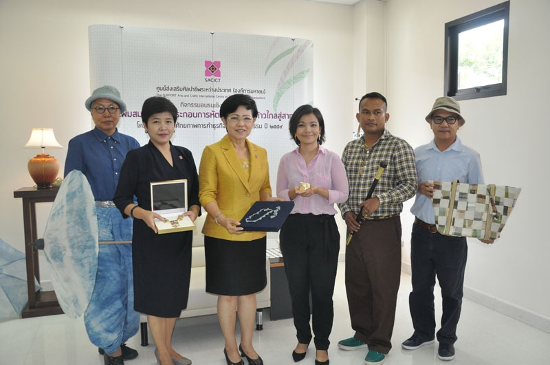 อบรม : ดร.สฤต สันติเมทนีดล รองประธานมูลนิธิสมาคมนักเรียนทุนรัฐบาลไทย 
จัดการฝึกอบรมเรื่อง “การพัฒนาภาวะผู้นำในตนเองให้เป็นที่ยอมรับ” โดยมี 
บุญคลี ปลั่งศิริ,ดร.พีรพล ไตรทศาวิทย์ และ ดร.ธีระพร อุวรรณโณ เป็นวิทยากร ณ สำนักงาน ก.พ. ถนนติวานนท์ นนทบุรี