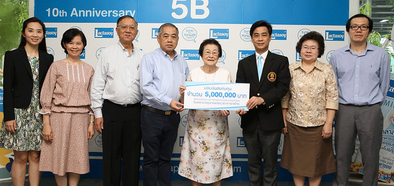 ปันน้ำใจสมทบทุน : ครอบครัวจิรพัฒนกุล เจ้าของธุรกิจเครื่องดื่มนมถั่วเหลืองแลคตาซอย นำโดย ทิวา จิรพัฒนกุล และ มงคล จิรพัฒนกุล รอง กก.ผอ. บจ.แลคตาซอย พร้อมด้วย อาบทิพย์ สุริยะมงคล กก. มอบเงินจำนวน 5,000,000 บาท เพื่อสมทบทุนให้หน่วยโรคระบบการหายใจฯ ภาควิชาอายุรศาสตร์ โรงพยาบาลจุฬาลงกรณ์ สภากาชาดไทย โดยมี ศ.นพ.สุทธิพงศ์ วัชรสินธุ ผอ.โรงพยาบาลจุฬาลงกรณ์ สภากาชาดไทย และคณบดีคณะแพทยศาสตร์ จุฬาลงกรณ์มหาวิทยาลัย เป็นผู้รับมอบ