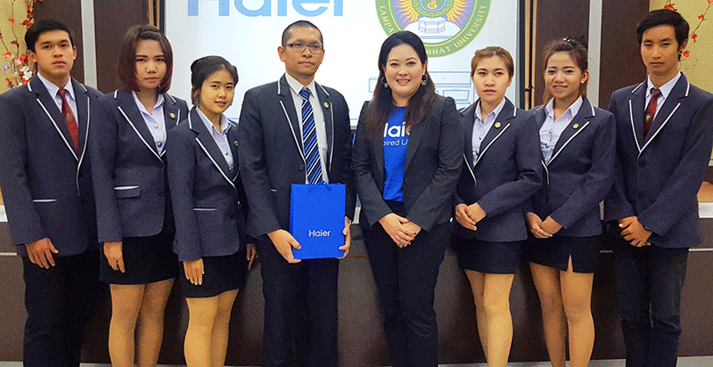 เตรียมความพร้อม : ประภัสสร สุภาพ ผช.รองประธาน ฝ่ายพัฒนาและสื่อสารองค์กร กลุ่ม บ.ไฮเออร์ ประเทศไทย ได้รับเชิญบรรยายพิเศษในหัวข้อ “วัฒนธรรมการทำงานกับชาวจีน” โดยใช้กรณีศึกษาจากไฮเออร์ ส่วนหนึ่งโครงการ “Haier Campus Tour ปีที่ 3” ให้แก่นักศึกษาชั้นปีที่ 1, 2 และ 3 คณะวิทยาการจัดการ มหาวิทยาลัยราชภัฏลำปาง จำนวน 160 คน เพื่อเตรียมความพร้อมสำหรับการทำงานเมื่อจบการศึกษา ณ มหาวิทยาลัยราชภัฏลำปาง