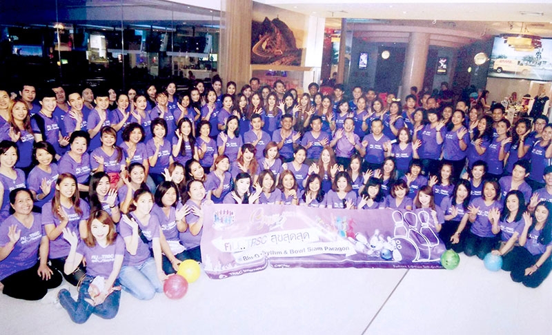 สู่ความสำเร็จ : วนิดา ชันซื่อ ประธานกก.บริหาร และ นพ.เอกเทศ ชันซื่อ ผอ.แพทย์ TRSC ศูนย์เลสิคนานาชาติ นำทีมแพทย์ ผู้บริหาร และพนักงานกว่าร้อยชีวิต ร่วมแข่งขันโบว์ลิ่ง ณ Blu-o Rhythm & Bowl สยามพารากอน ในโครงการ KHON…TRSC Day “วิถี คน...TRSC สู่ความสำเร็จอย่างมีความสุข” เสริมสร้างพลังความสุข แบบสุดสุดของตนเองเพื่อให้บริการที่เป็นเลิศ สร้างความประทับใจแก่ผู้มารับบริการ สมกับเป็นผู้นำทางด้านการรักษาภาวะสายตาผิดปกติในเมืองไทยมาถึงปีที่ 19